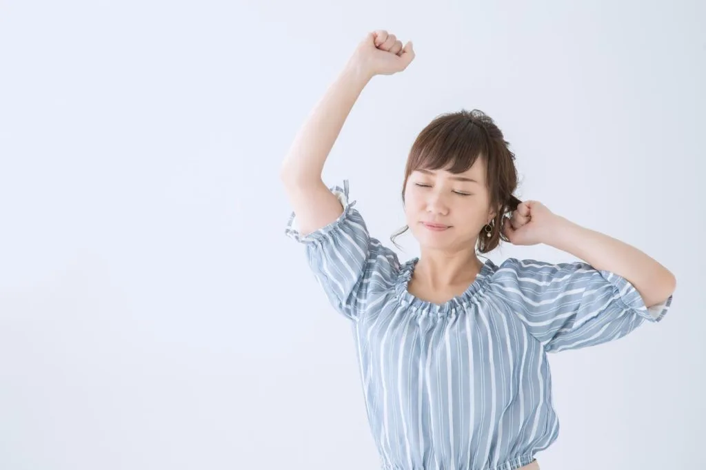 伸びをする女性