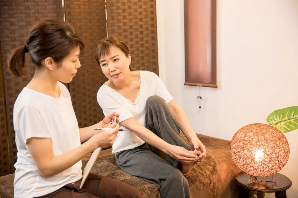 整体を利用する女性