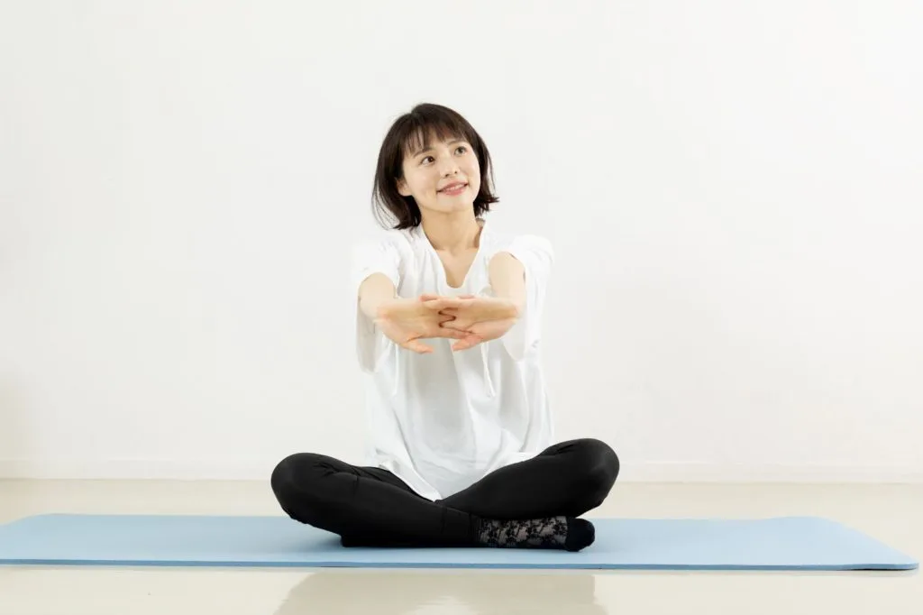 ストレッチをする女性
