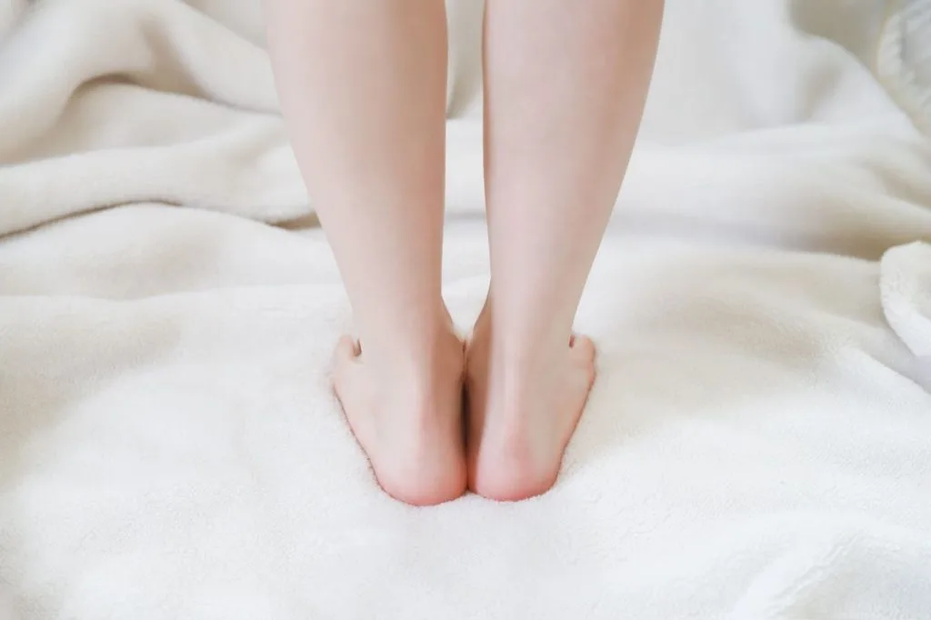 足をそろえて立っている様子