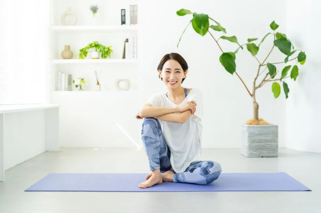 ストレッチをする女性