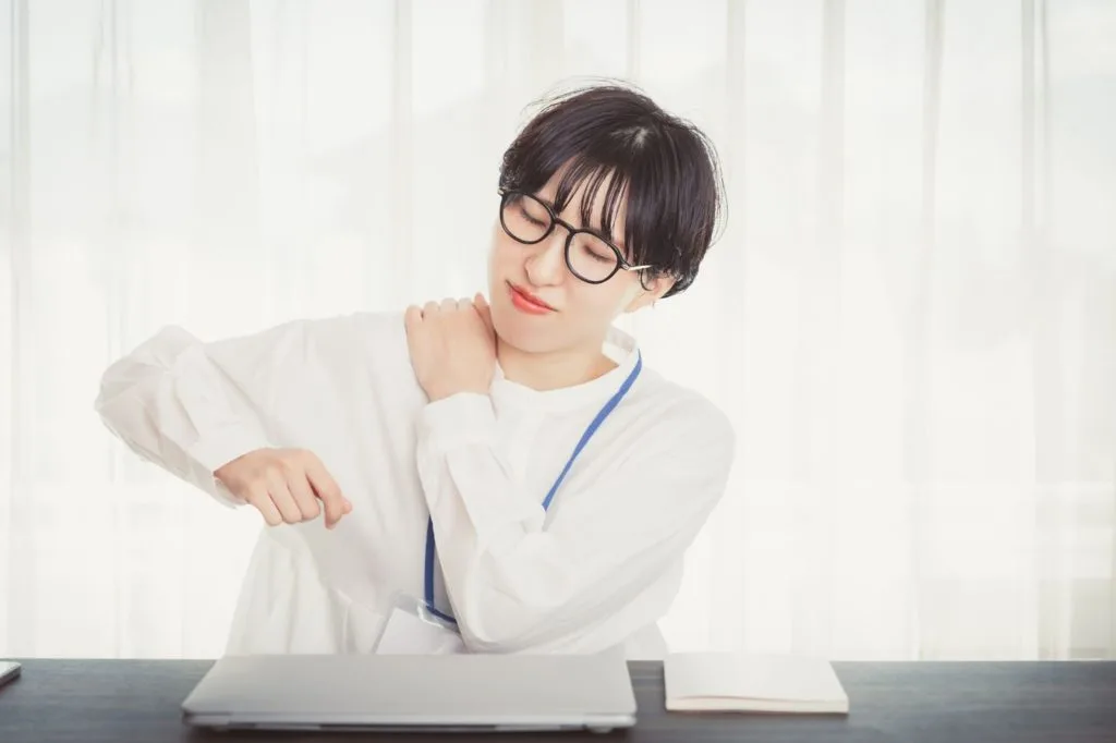 肩の重さを気にする女性