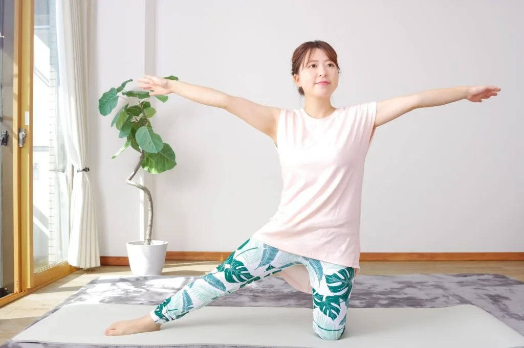 ストレッチをする女性