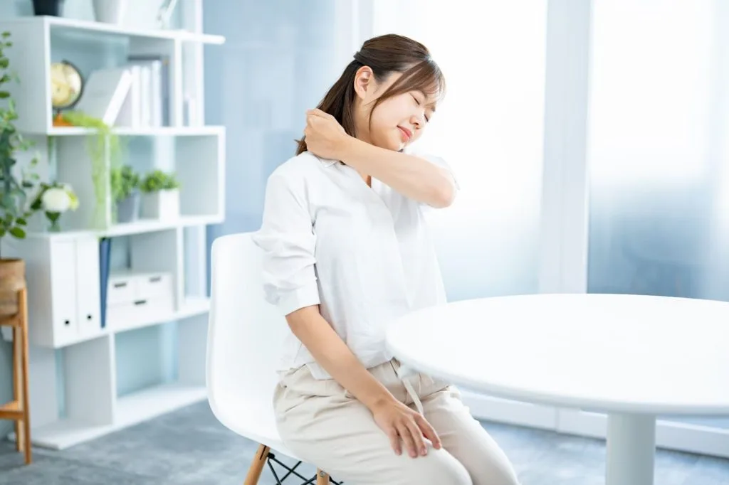 肩をたたく女性