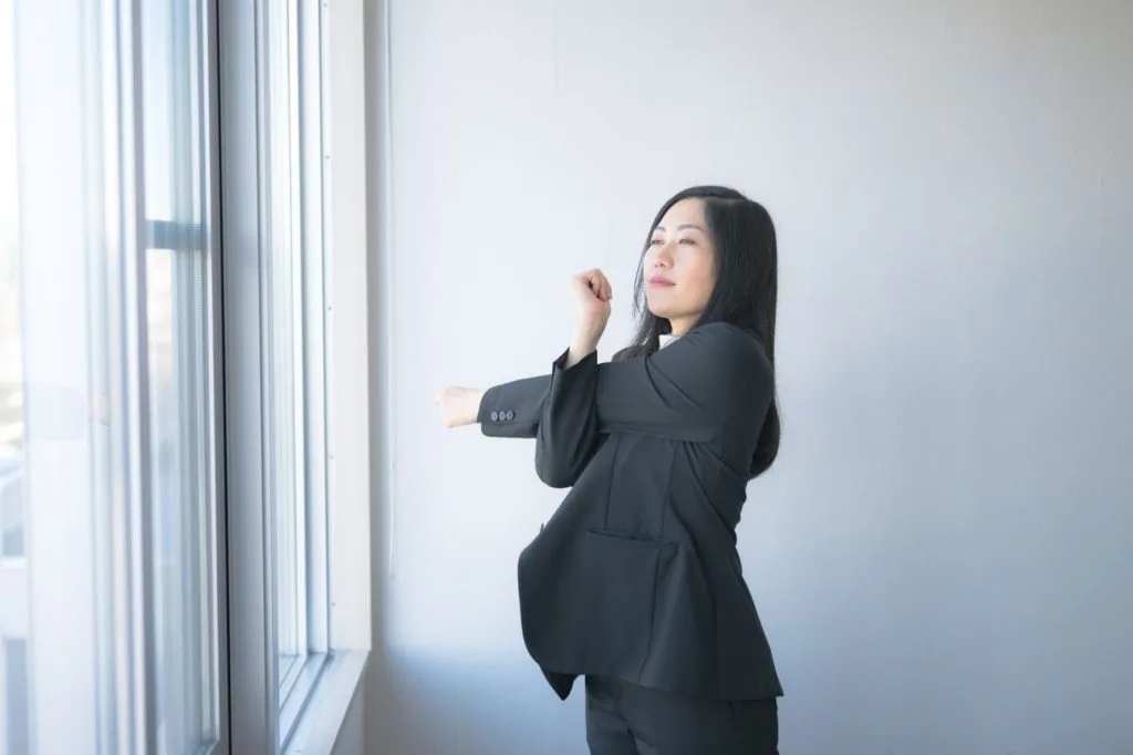 ストレッチをする女性