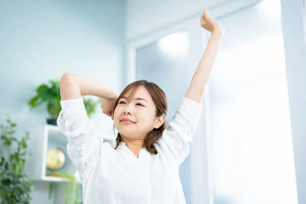 体を伸ばす女性