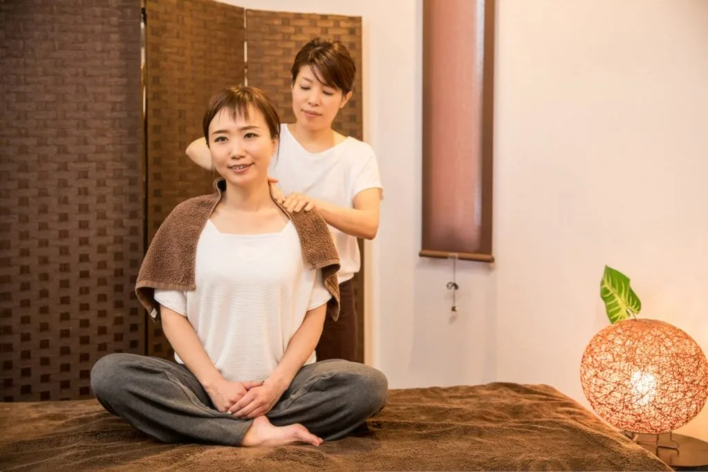 整体を利用する女性