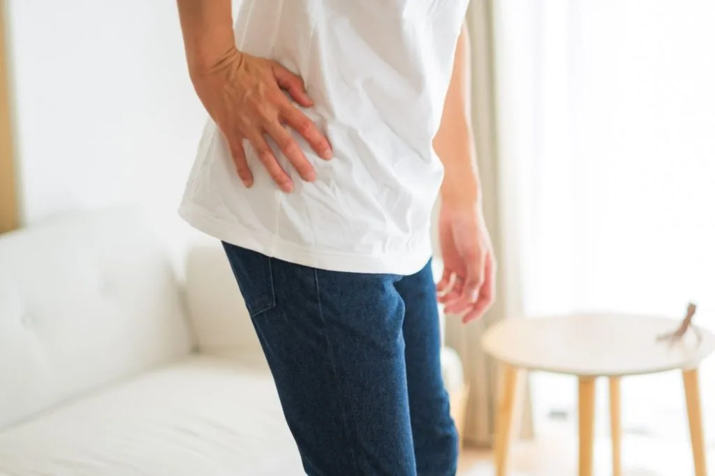 腰に手を当てている男性