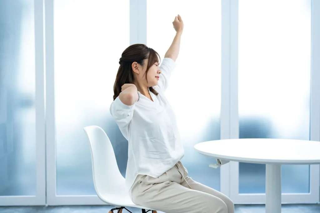 身体を伸ばす女性