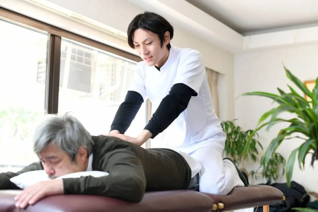 整体を利用する男性