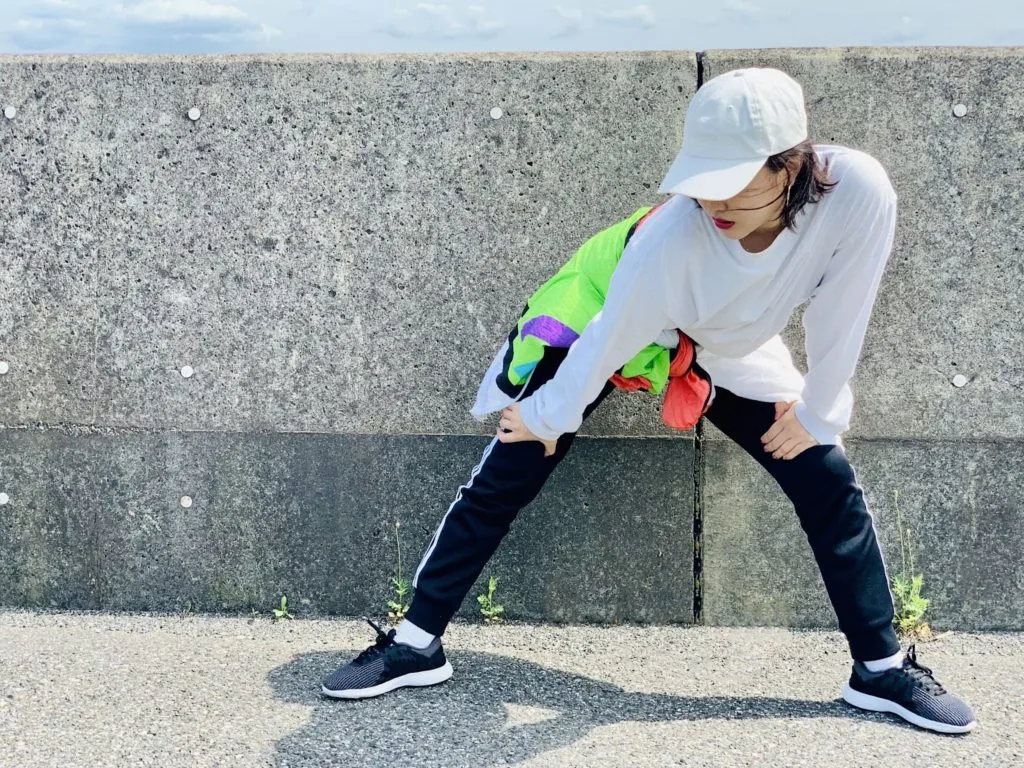 ストレッチをする女性
