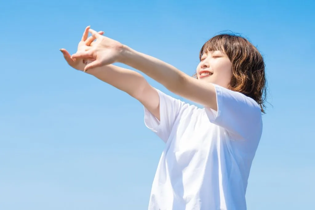 ストレッチをする女性