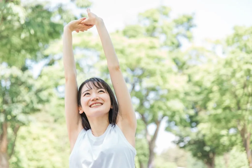 体を伸ばす女性