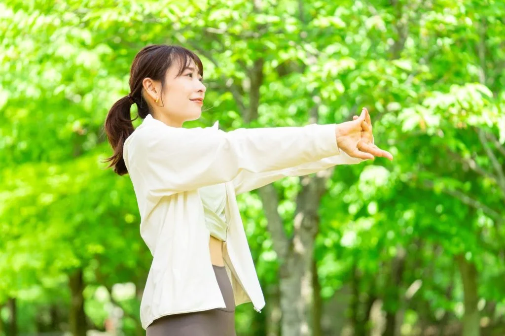 体を伸ばす女性