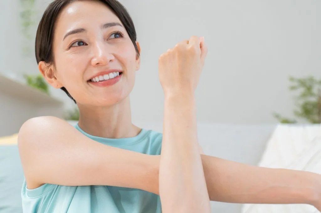ストレッチをする女性