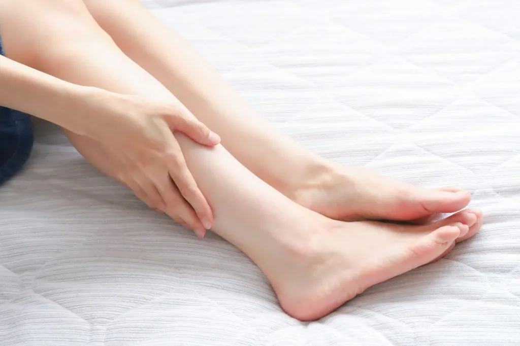 ふくらはぎに手を当てる様子
