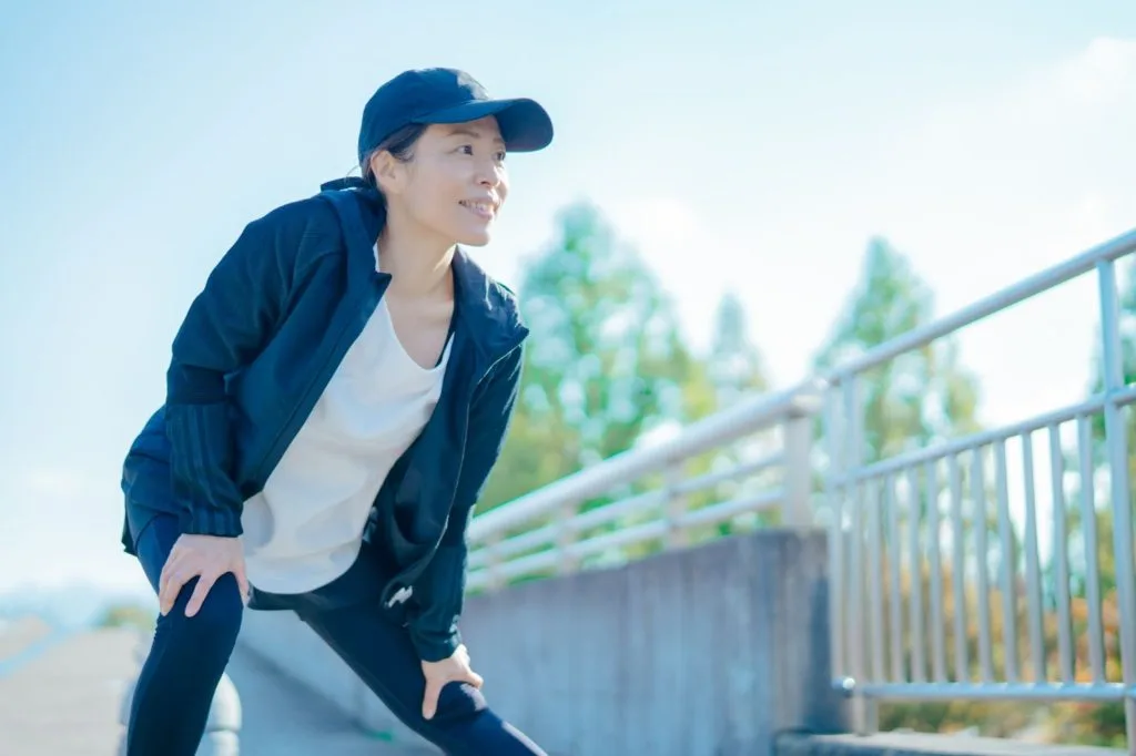準備運動をする女性