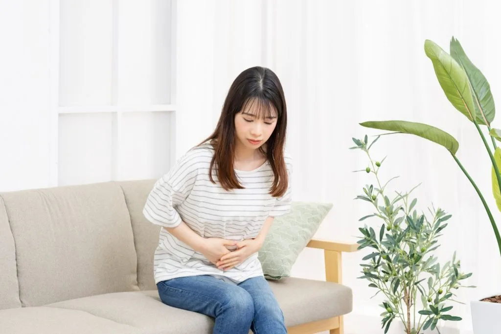 お腹を気にする女性