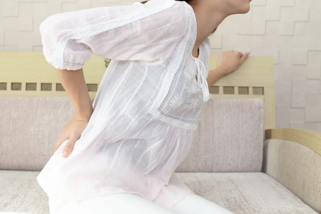 腰を痛めている女性
