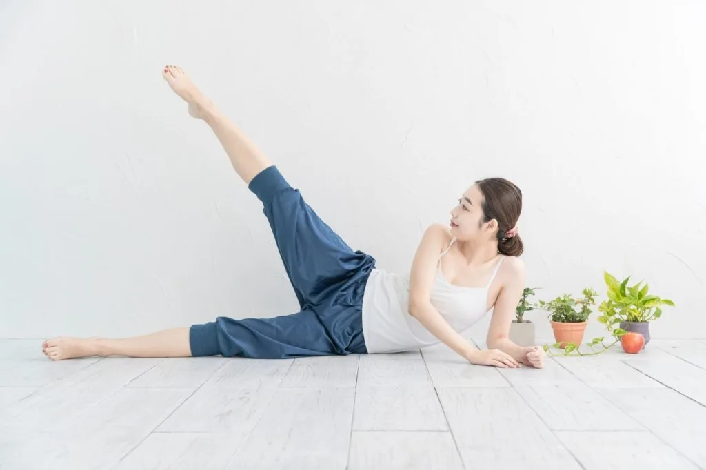 ストレッチをする女性