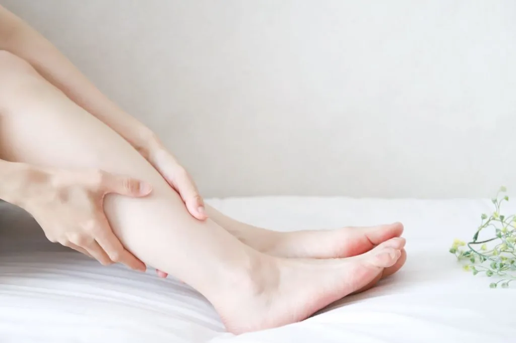 足を気にする女性