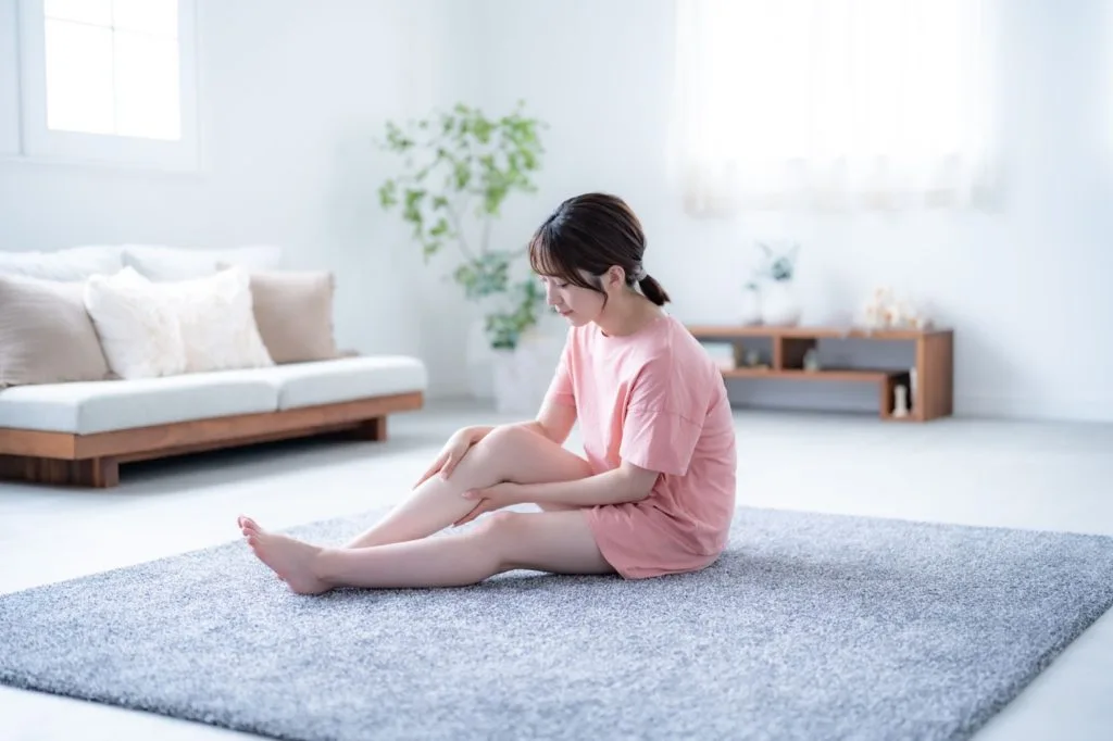 ストレッチをする女性