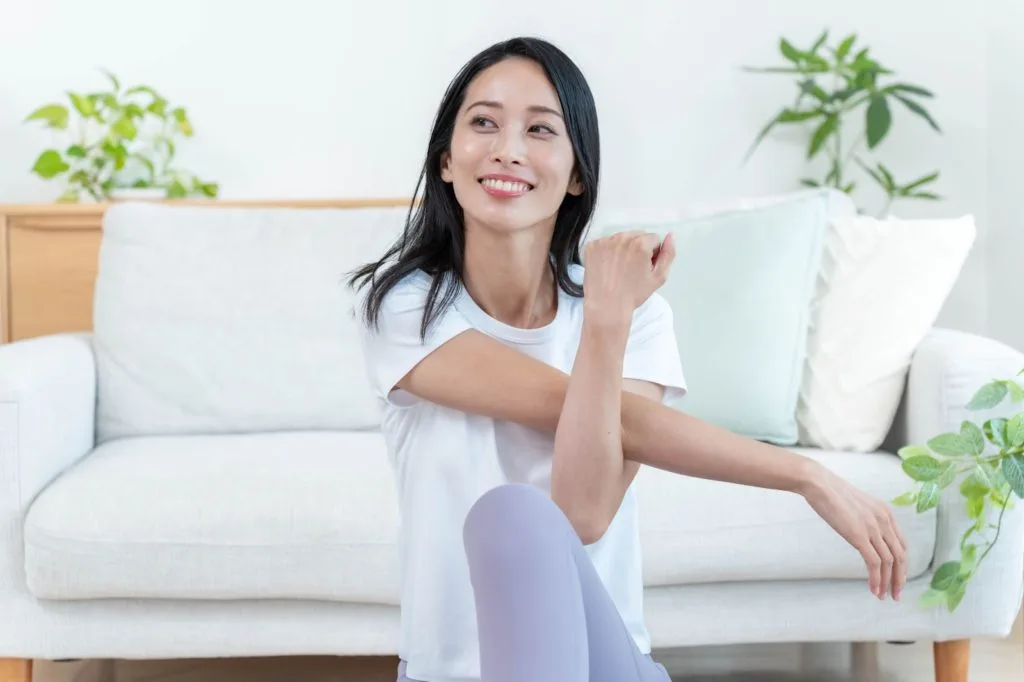 ストレッチをする女性