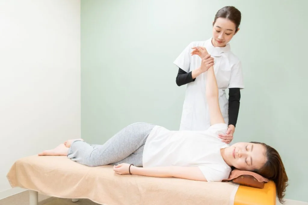 整体を利用する女性