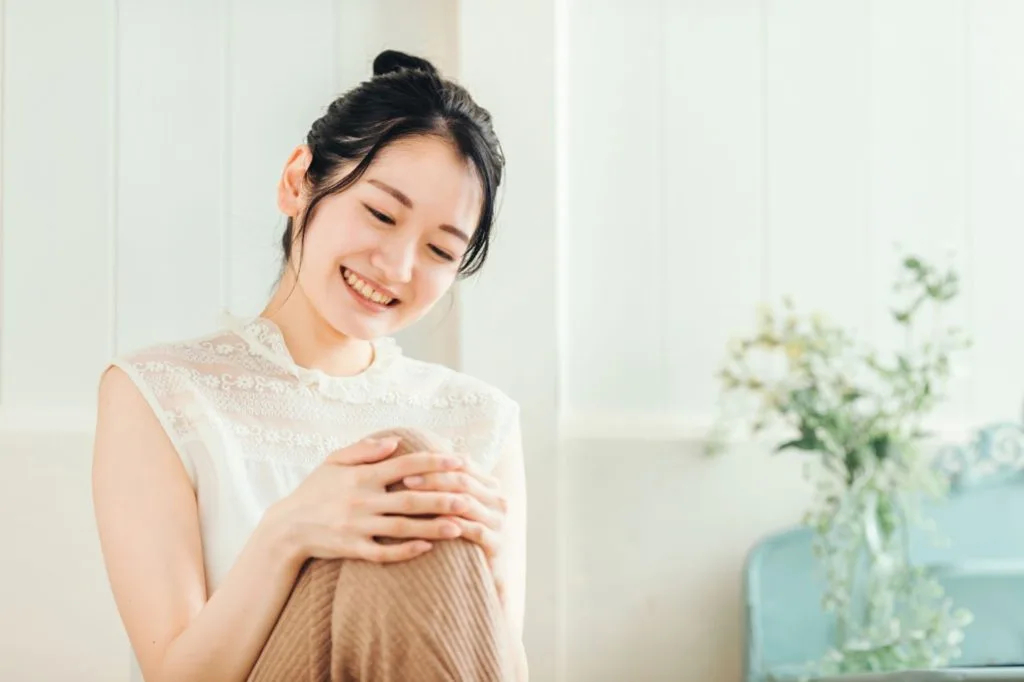 膝を抑える女性