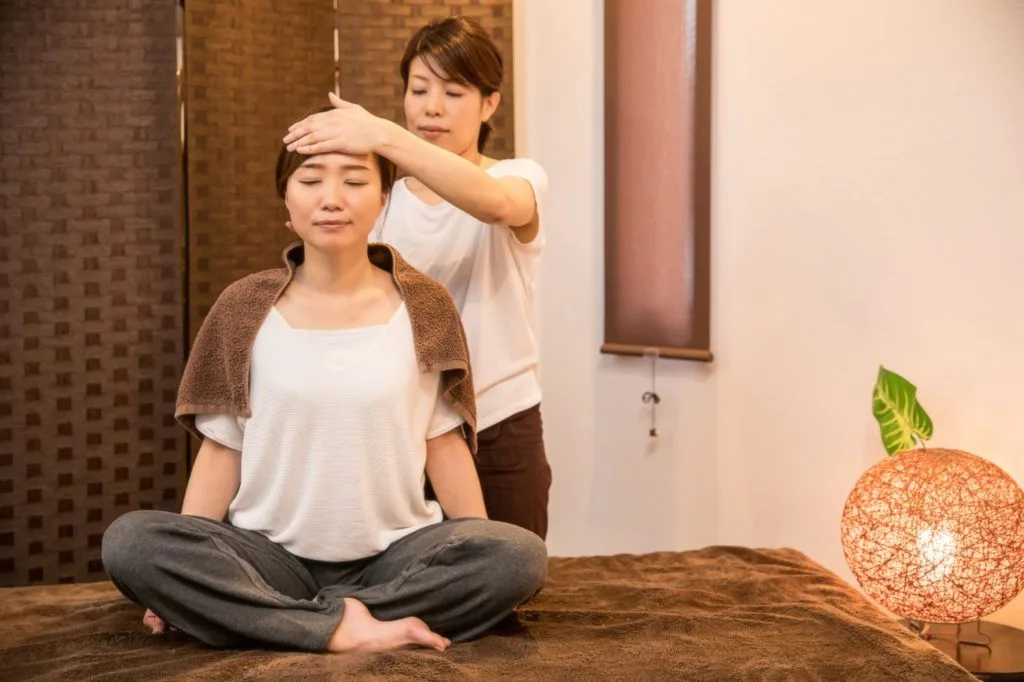 整体を利用する女性