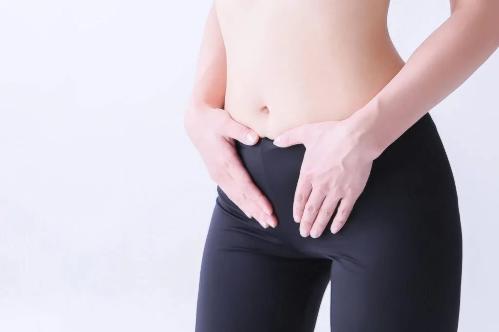 下腹部を抑える女性