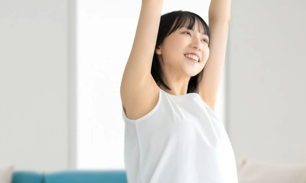 ストレッチをする女性