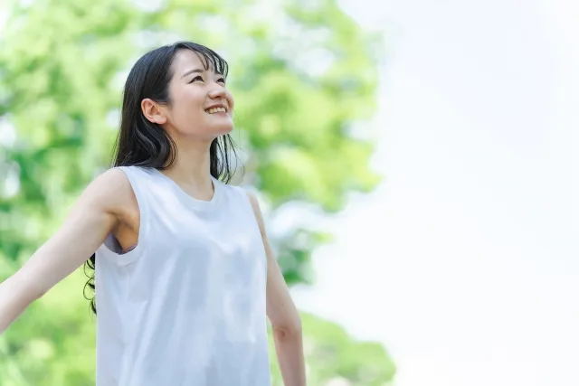 背中のストレッチをする女性