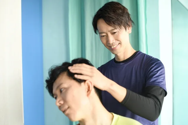 施術を受ける男性