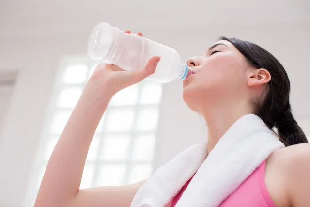 水を飲む女性