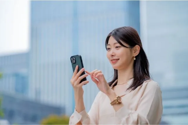 スマホを操作する女性