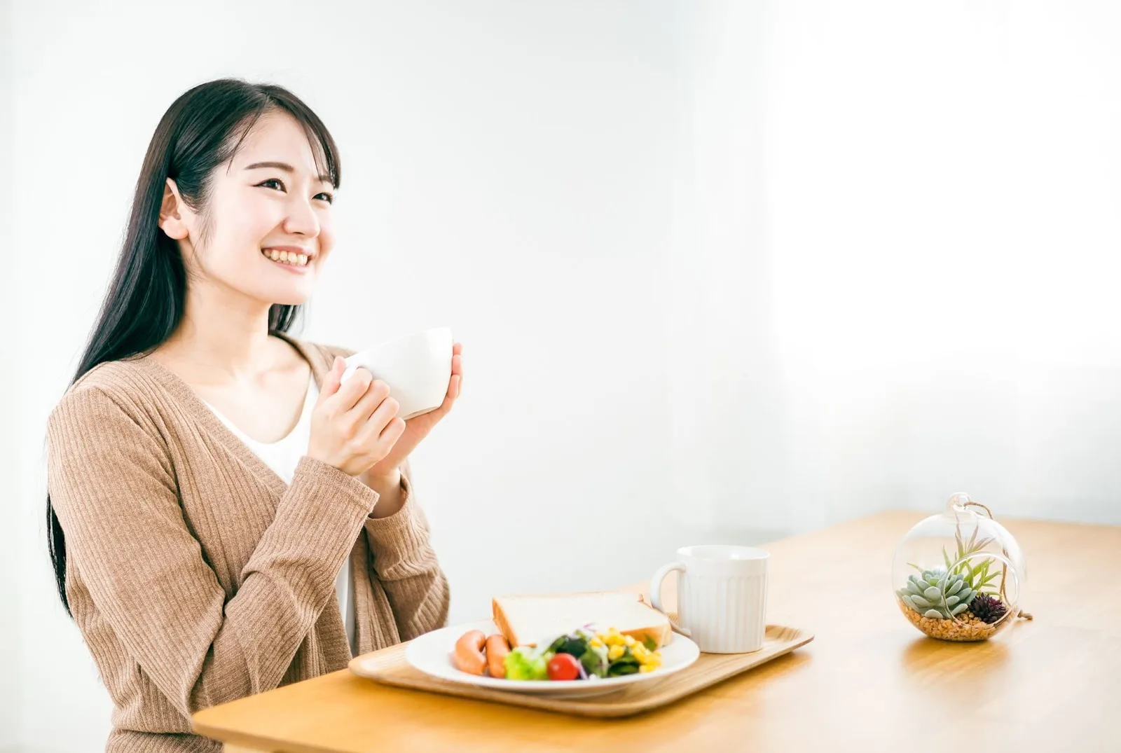 朝ごはんを食べる女性